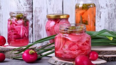 Маринованный лук со свеклой без уксуса