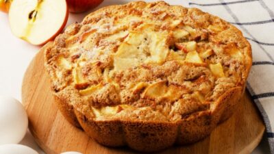 За 5 минут яблочный пирог на сковороде, который тает во рту. Вкусно, просто и быстро.