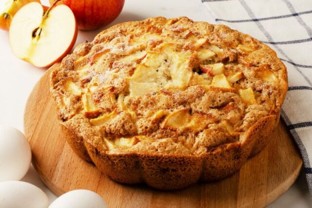 Простой пирог с яблоками и корицей на сковороде