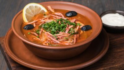 Сборная солянка с копченостями, оливками и лимоном