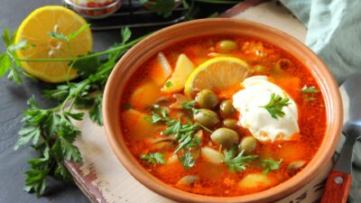Солянка с копченым мясом и шампиньонами