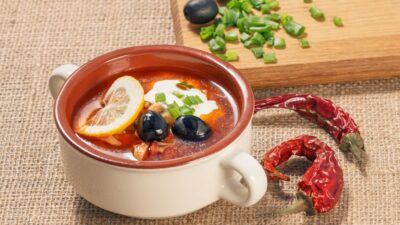 Солянка из бараньих ребрышек с помидорами и луковой шелухой