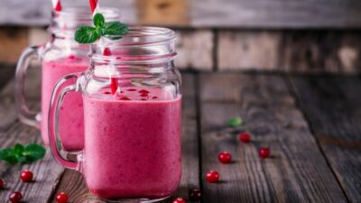 Йогуртовый смузи с бананом, клубникой и смородиной