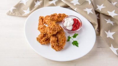 Замаринованные куриные наггетсы в овсяной панировке