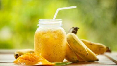 Освежающий смузи из манго и бананов