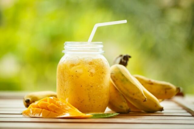 Освежающий смузи из манго и бананов