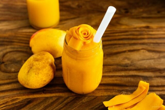 Тропический смузи из манго с апельсиновым соком