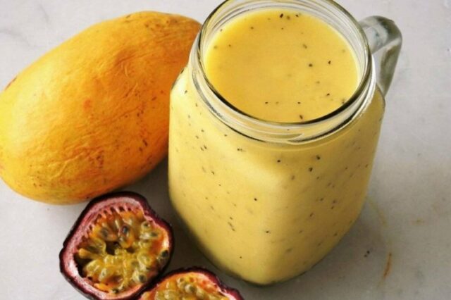 Экзотический смузи из манго с маракуйя