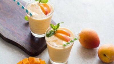 Абрикосово-манговый смузи с йогуртом