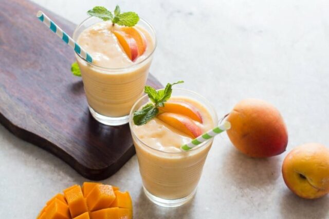 Абрикосово-манговый смузи с йогуртом
