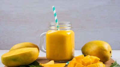 Манговый смузи с натуральным йогуртом