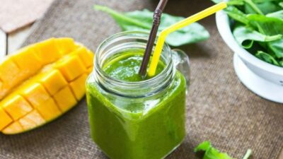 Полезный манговый смузи со шпинатом