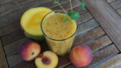 Персиково-манговый смузи с льняными семечками