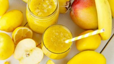 Витаминный смузи из манго, ананасов, яблок и бананов