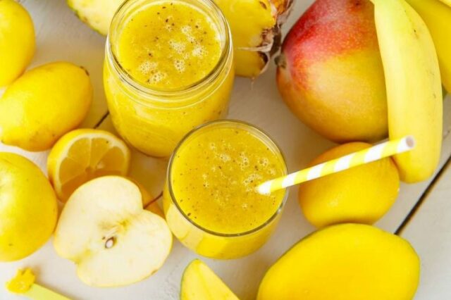 Витаминный смузи из манго, ананасов, яблок и бананов