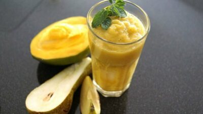Нежный смузи из манго, яблок и груш