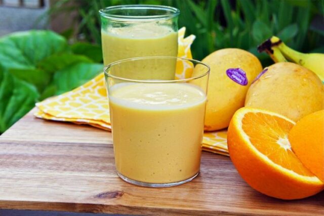 Бананово-манговый смузи с апельсиновым соком и ванилином