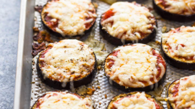Запеченные баклажаны с сыром и пряными травами