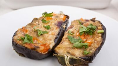 Запеченные баклажаны с помидорами, шампиньонами и сыром