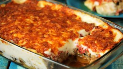 Мусака из баклажанов, фарша и картофеля с соусом бешамель