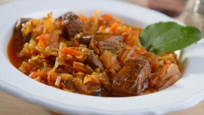 Бигос с яблоками и ветчиной
