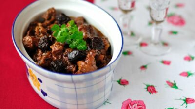 Тушеная говядина с черносливом и хлебом