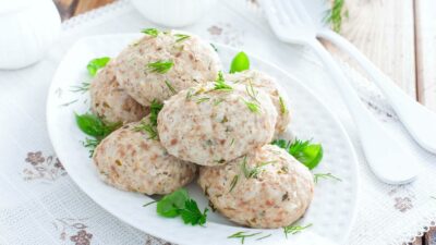 Паровые котлеты из филе индейки с зеленью