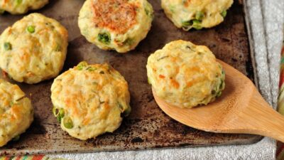 Котлеты из индейки с сыром и зеленью на сковороде