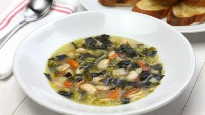 Постный суп из белой фасоли с маслинами