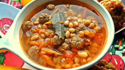 Фасолевый суп с фрикадельками из куриного фарша