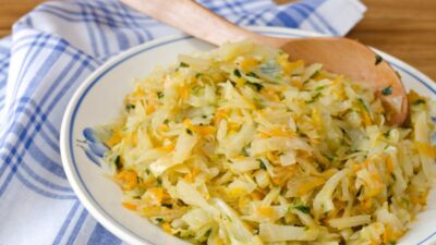 Тушеная капуста с помидорами, чесноком и зеленью