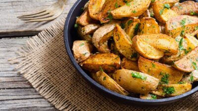 Хрустящая картошка с панировочными сухарями и чесноком