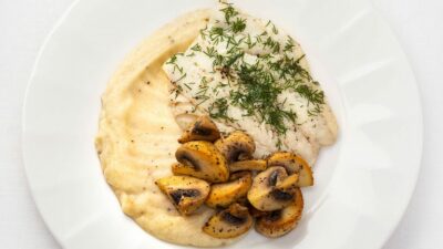 Треска с картофелем и грибами под сметанным соусом