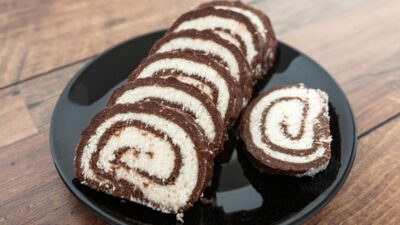 Сладкая колбаса из печенья с кокосовой стружкой