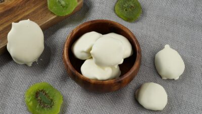 Киви в белом шоколаде с орехом