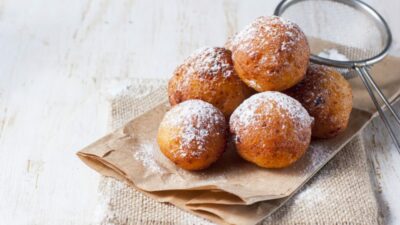 Сырные шарики с виноградом в орешках