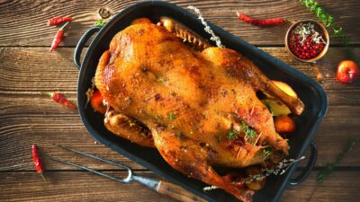 Праздничная утка с яблоками и розмарином в рукаве