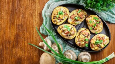 Картофельные гнезда с шампиньонами под сыром