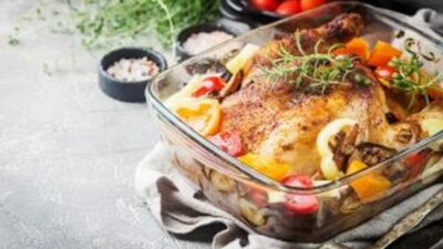 Куриные бедра с айвой и брусникой
