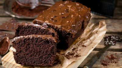 Рождественский шоколадный кекс с изюмом и орехами