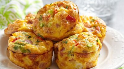 Закусочные капкейкис ветчиной, сыром и зеленью