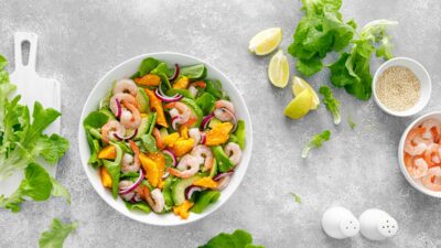 Новогодний салат с креветками, манго и огурцами