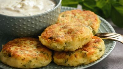 Рыбные котлеты из трески с зеленью в сухарях
