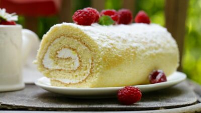 Бисквитный рулет с ягодно-сметанной начинкой