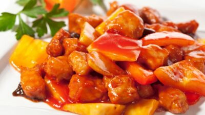 Свинина с картошкой и зеленью на сковороде