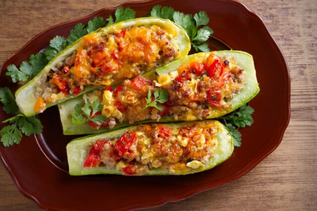 Лодочки из кабачков с куриным фаршем и шампиньонами