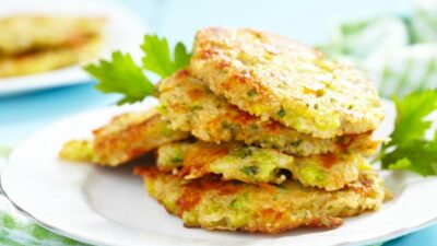 Драники из кабачков и картофеля со сметаной