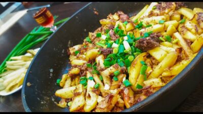 Жареная картошка с тушенкой и чесноком на сковороде