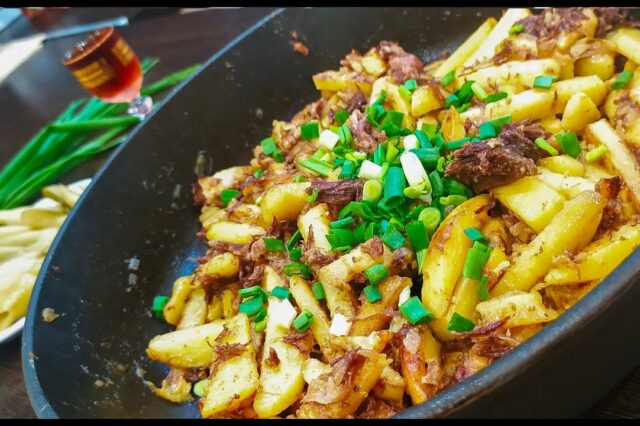 Жареная картошка с тушенкой и чесноком на сковороде