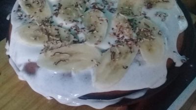 Блинный торт со сметанным кремом на кефире - рецепт с фото пошагово